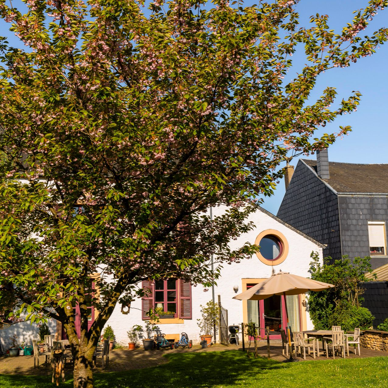 petite maison blanche et terrasse